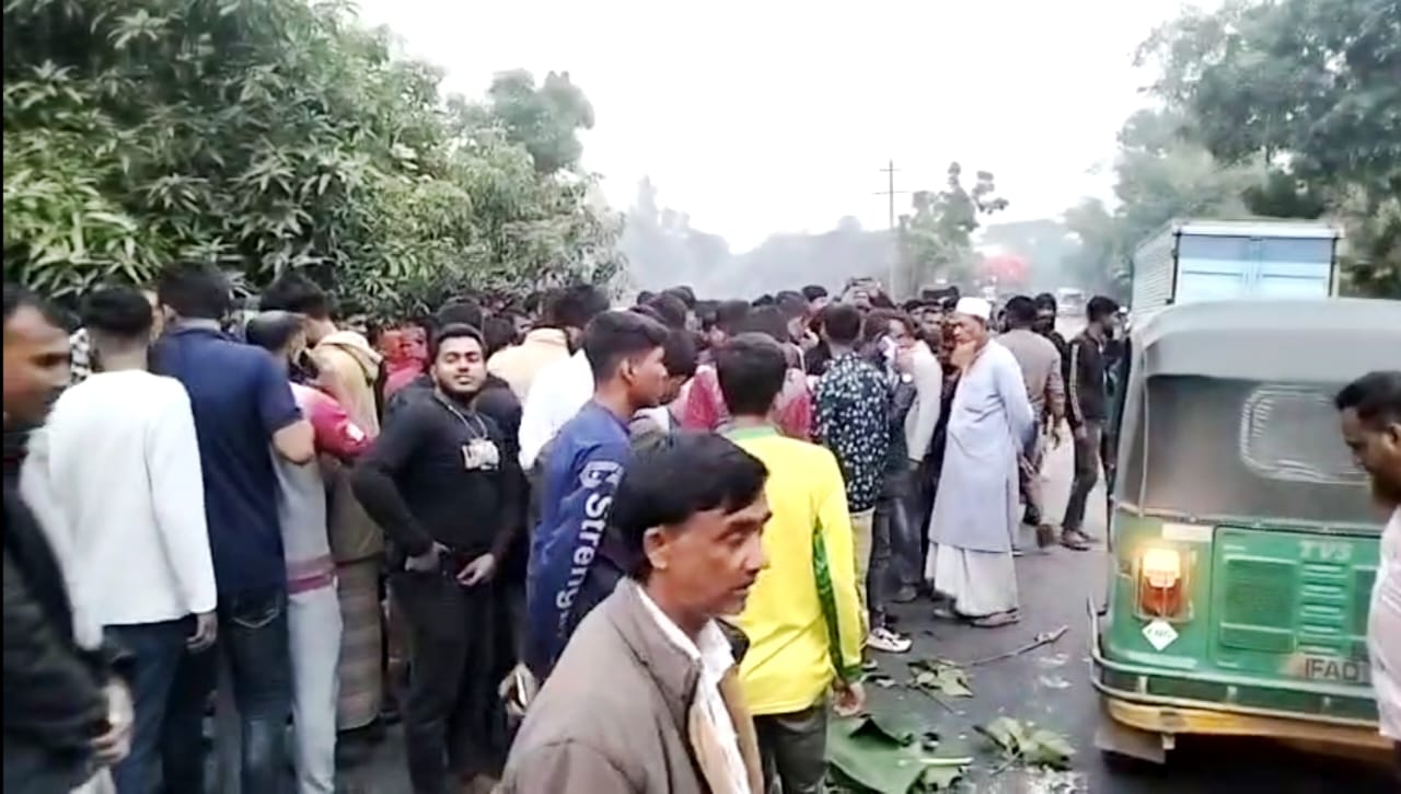 পাবনায় ট্রাকের ধাক্কায় বাবা-মেয়ে নিহত, আহত ২